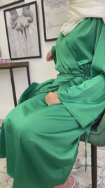 Charger et lire la vidéo dans la visionneuse de la Galerie, ROBE SATIN KIMONO VERT
